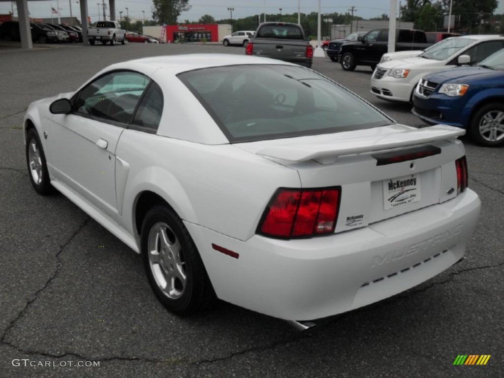 2004 Mustang V6 Coupe - Oxford White / Dark Charcoal photo #2