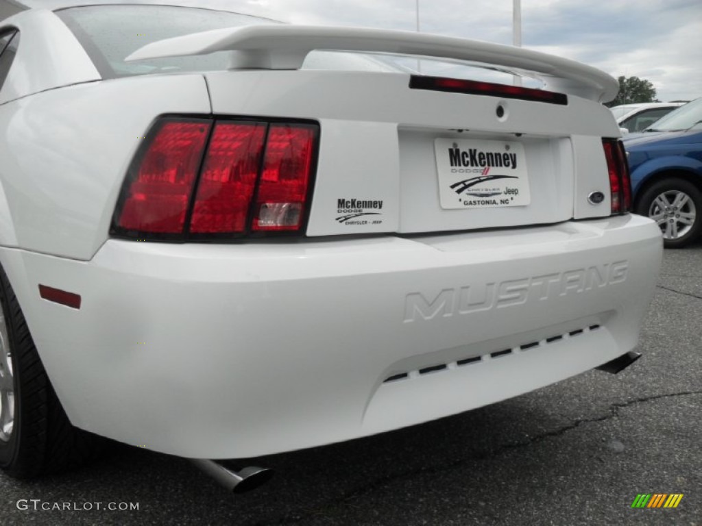2004 Mustang V6 Coupe - Oxford White / Dark Charcoal photo #16