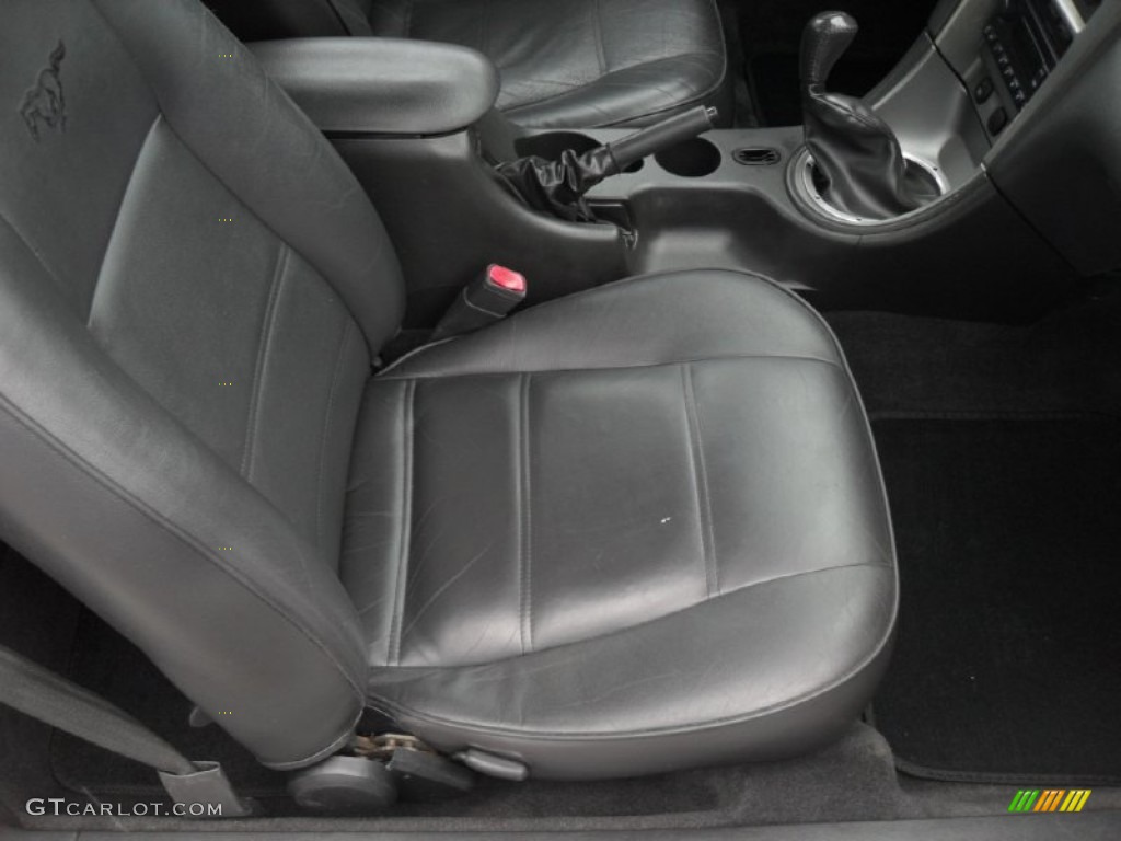2004 Mustang V6 Coupe - Oxford White / Dark Charcoal photo #18