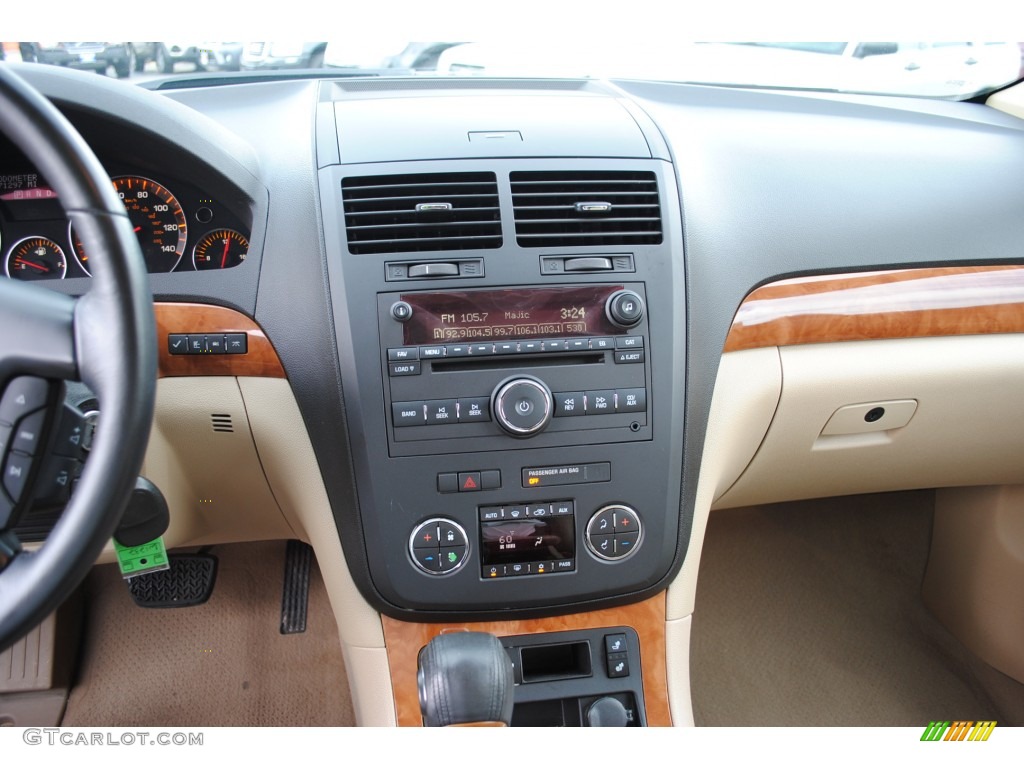 2007 Saturn Outlook XR AWD Controls Photo #50920290