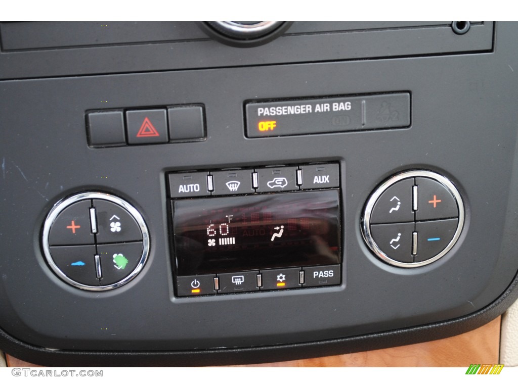 2007 Saturn Outlook XR AWD Controls Photo #50920443