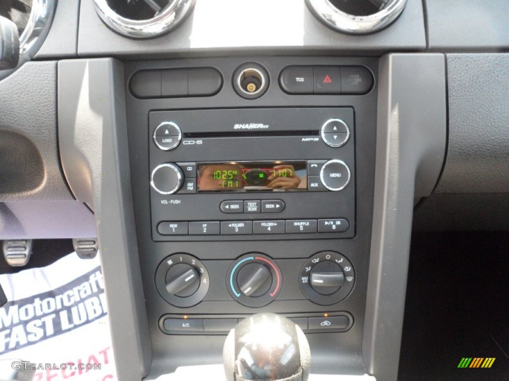 2009 Ford Mustang GT Coupe Controls Photo #50926149