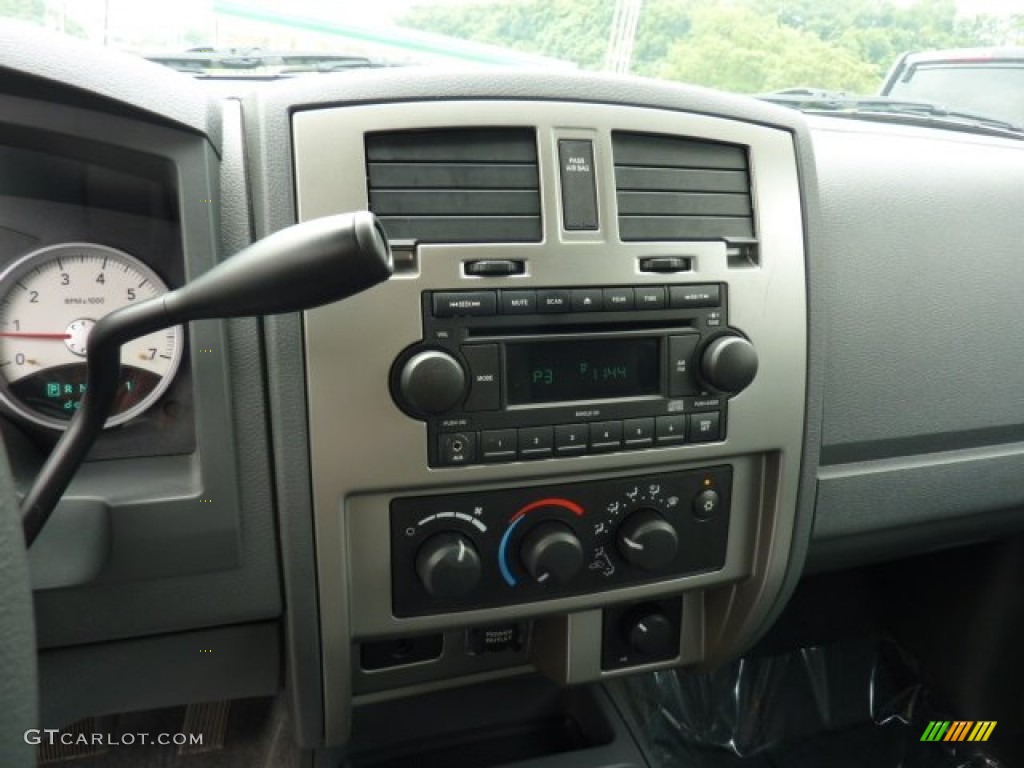 2007 Dodge Dakota TRX4 Club Cab 4x4 Controls Photo #50933580