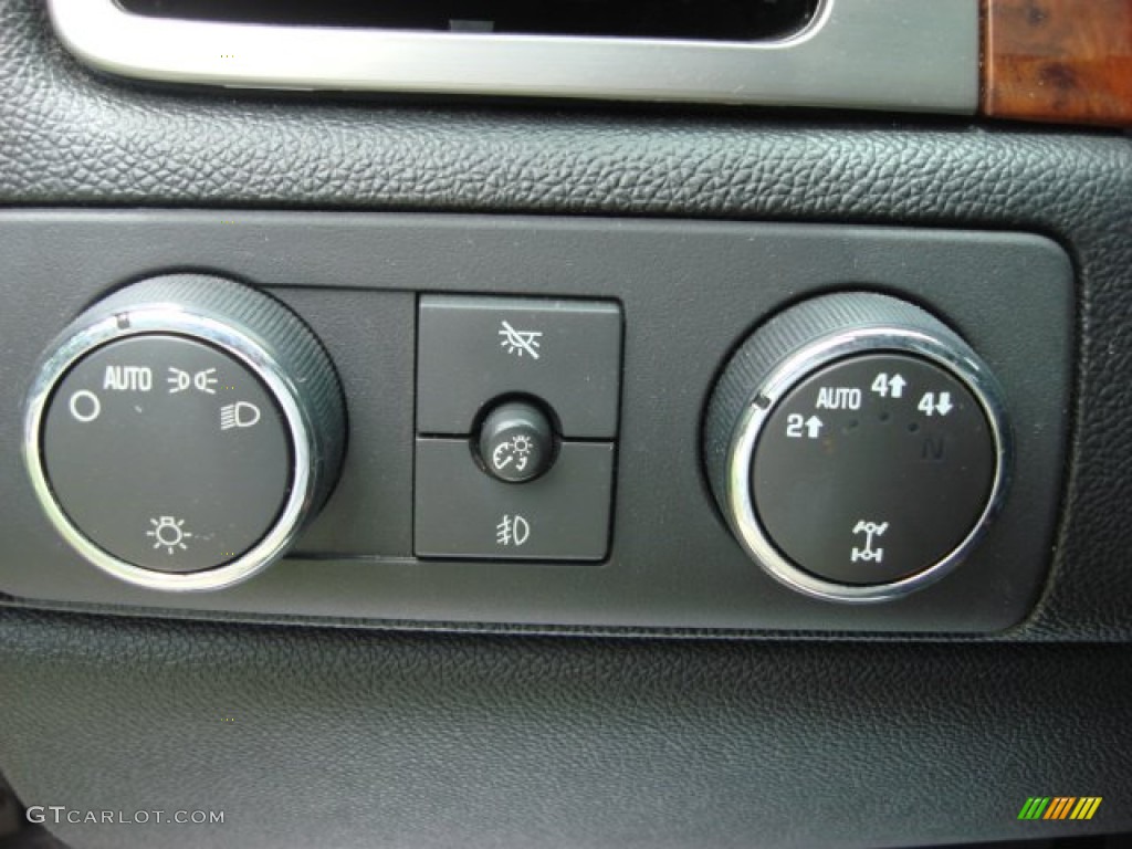 2007 Chevrolet Suburban 1500 LT 4x4 Controls Photo #50939973