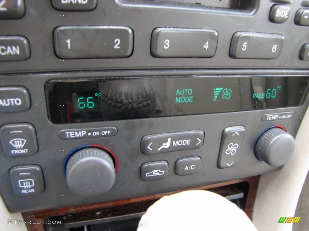 2001 Cadillac Seville SLS Controls Photo #50943159