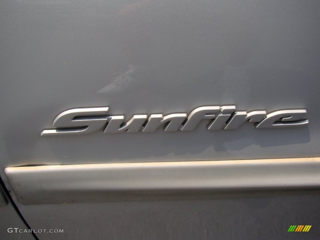 2002 Sunfire SE Sedan - Ultra Silver Metallic / Graphite photo #30