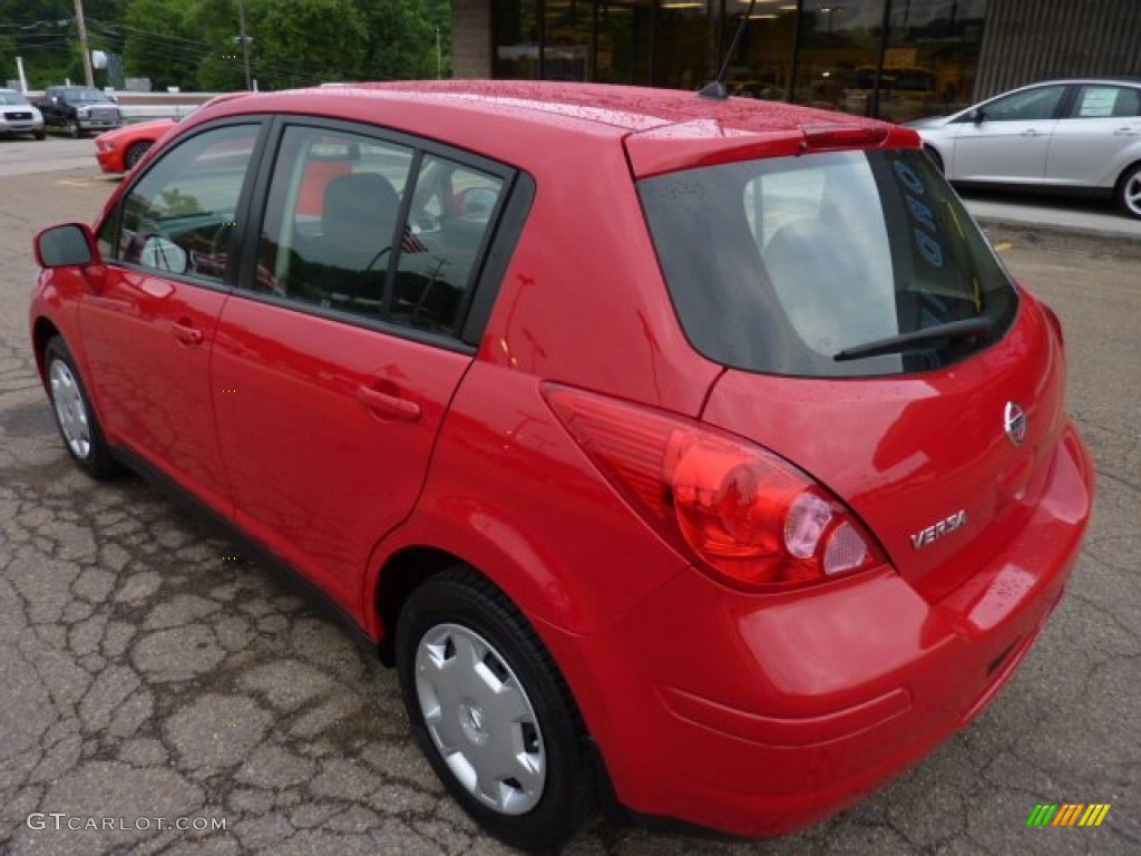 2008 Versa 1.8 S Hatchback - Red Alert / Charcoal photo #2