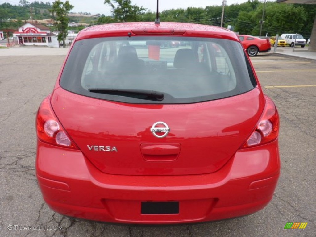 2008 Versa 1.8 S Hatchback - Red Alert / Charcoal photo #3