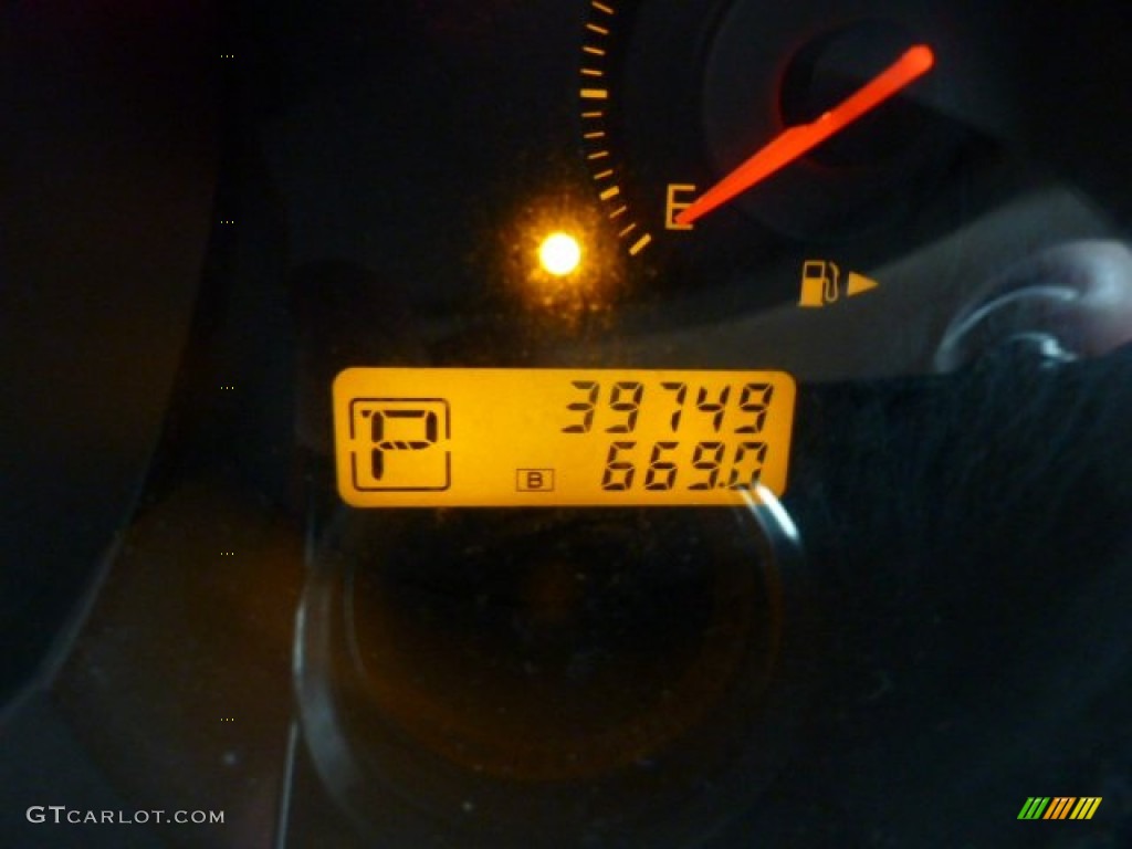 2008 Versa 1.8 S Hatchback - Red Alert / Charcoal photo #19