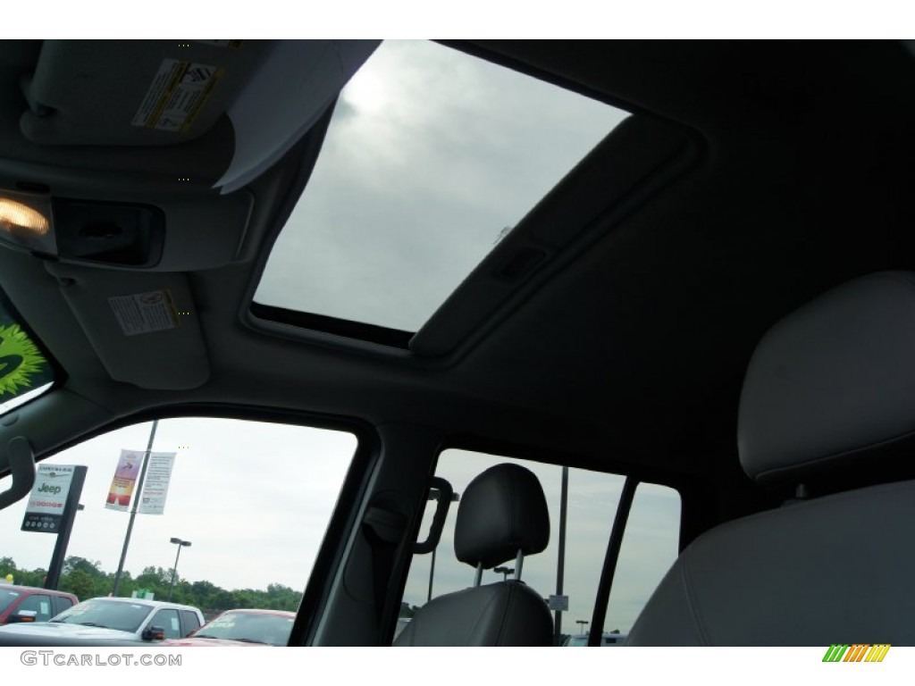 2004 Explorer XLT 4x4 - Dark Blue Pearl Metallic / Graphite photo #27
