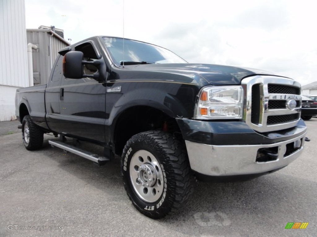 2005 F250 Super Duty XLT SuperCab 4x4 - Dark Green Satin Metallic / Tan photo #5