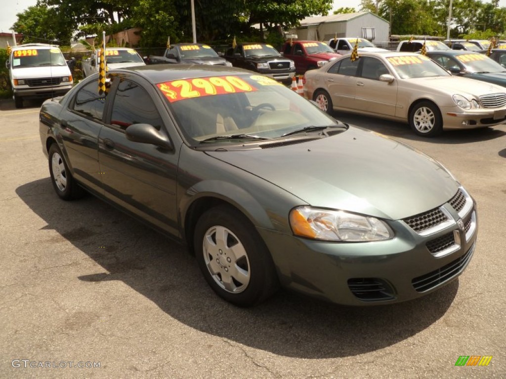 2004 Stratus SE Sedan - Onyx Green Pearlcoat / Sandstone photo #1