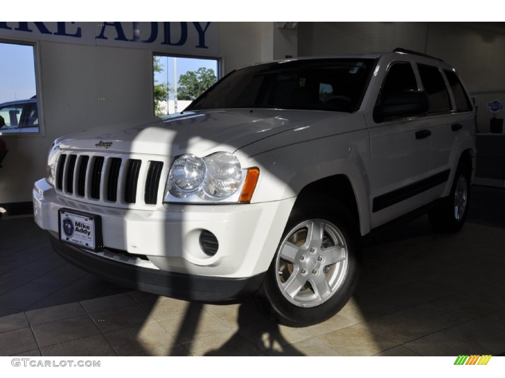2005 Grand Cherokee Laredo - Stone White / Medium Slate Gray photo #1