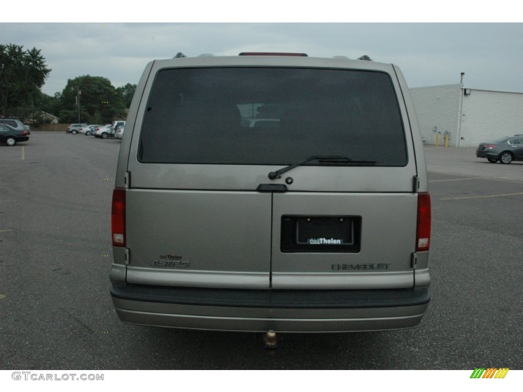 2001 Astro AWD Passenger Van - Light Pewter Metallic / Pewter photo #5