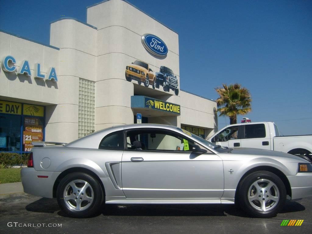 2003 Mustang V6 Coupe - Silver Metallic / Medium Graphite photo #2