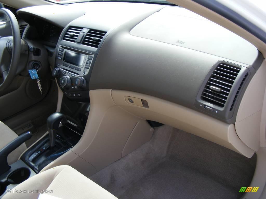 2007 Accord SE Sedan - Taffeta White / Ivory photo #21
