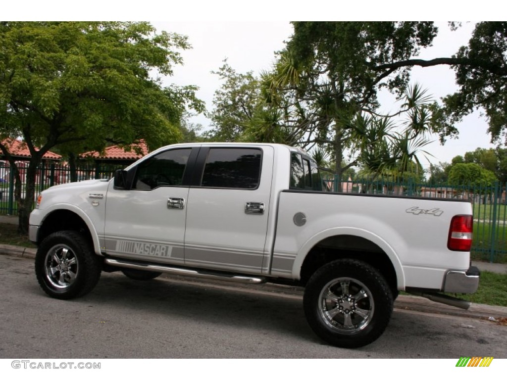 2005 F150 Lariat SuperCrew 4x4 - Oxford White / Black photo #4