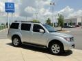 Silver Lightning Metallic - Pathfinder LE 4x4 Photo No. 3