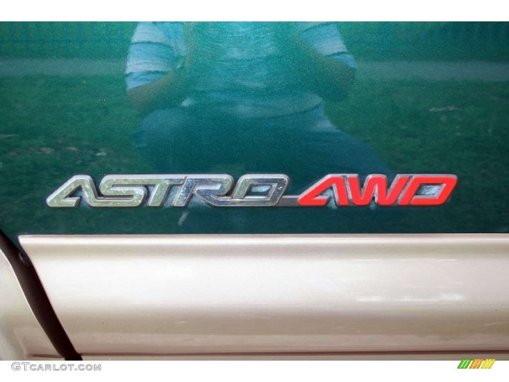 2002 Astro LT AWD - Dark Forest Green Metallic / Neutral photo #42