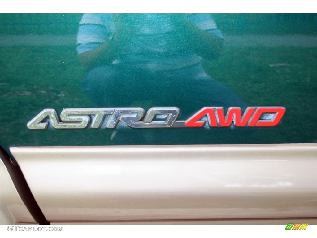 2002 Astro LT AWD - Dark Forest Green Metallic / Neutral photo #86