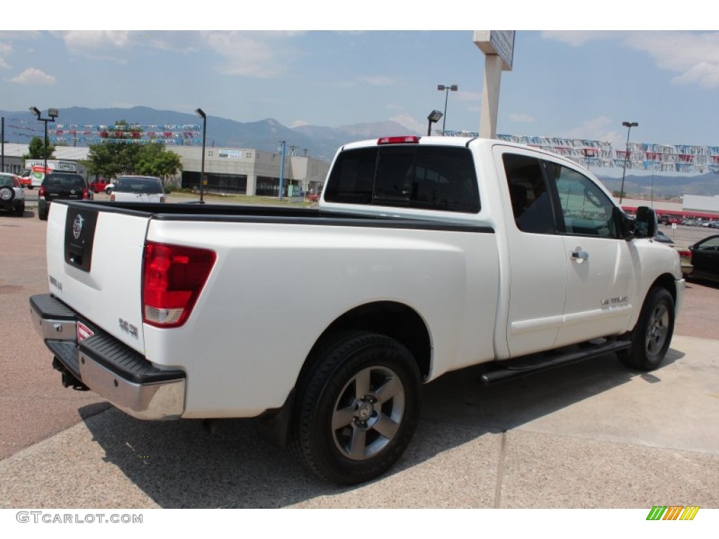 2005 Titan SE King Cab 4x4 - White / Graphite/Titanium photo #3