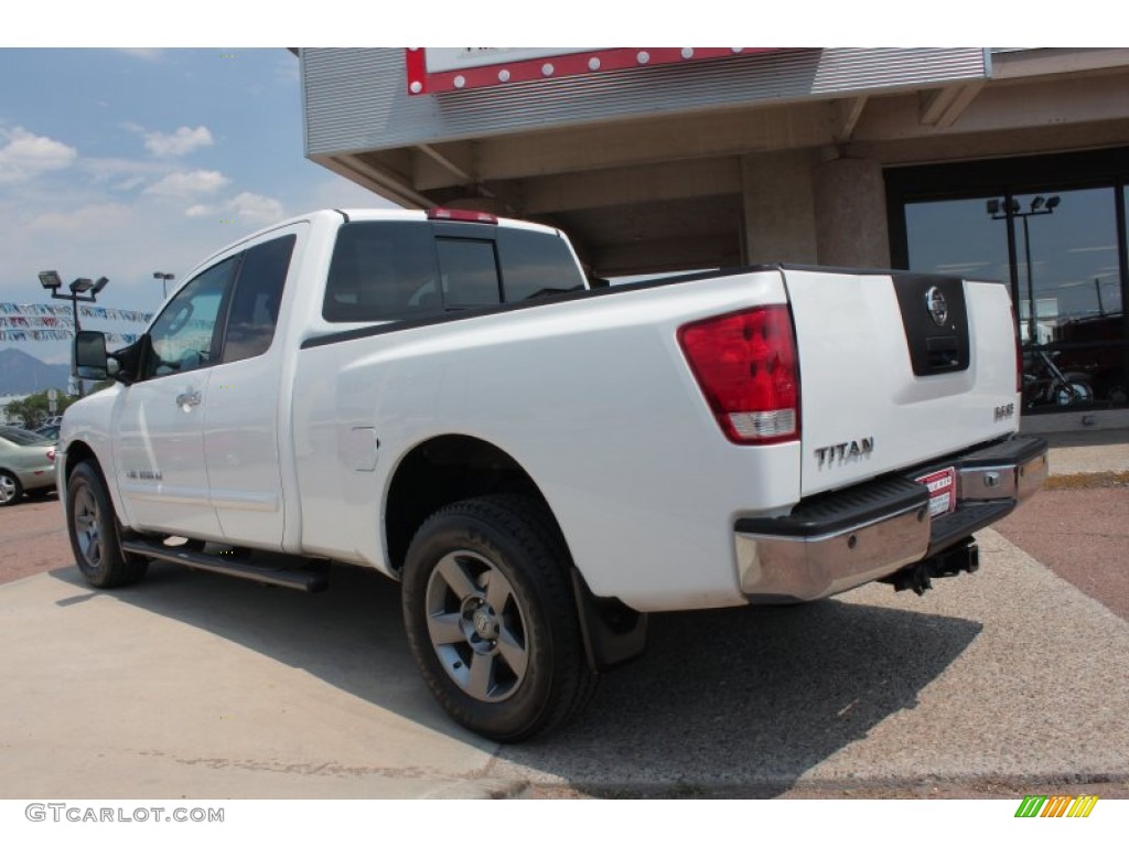 2005 Titan SE King Cab 4x4 - White / Graphite/Titanium photo #4