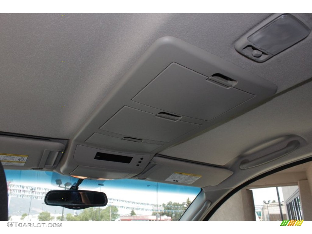 2005 Titan SE King Cab 4x4 - White / Graphite/Titanium photo #10