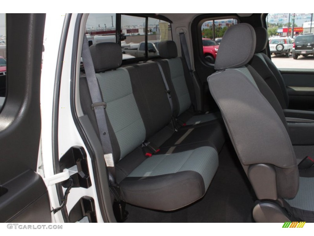2005 Titan SE King Cab 4x4 - White / Graphite/Titanium photo #14