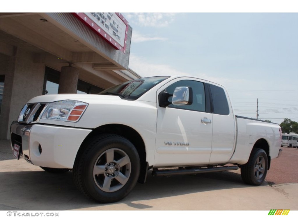 2005 Titan SE King Cab 4x4 - White / Graphite/Titanium photo #17