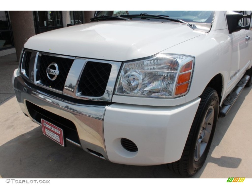 2005 Titan SE King Cab 4x4 - White / Graphite/Titanium photo #18