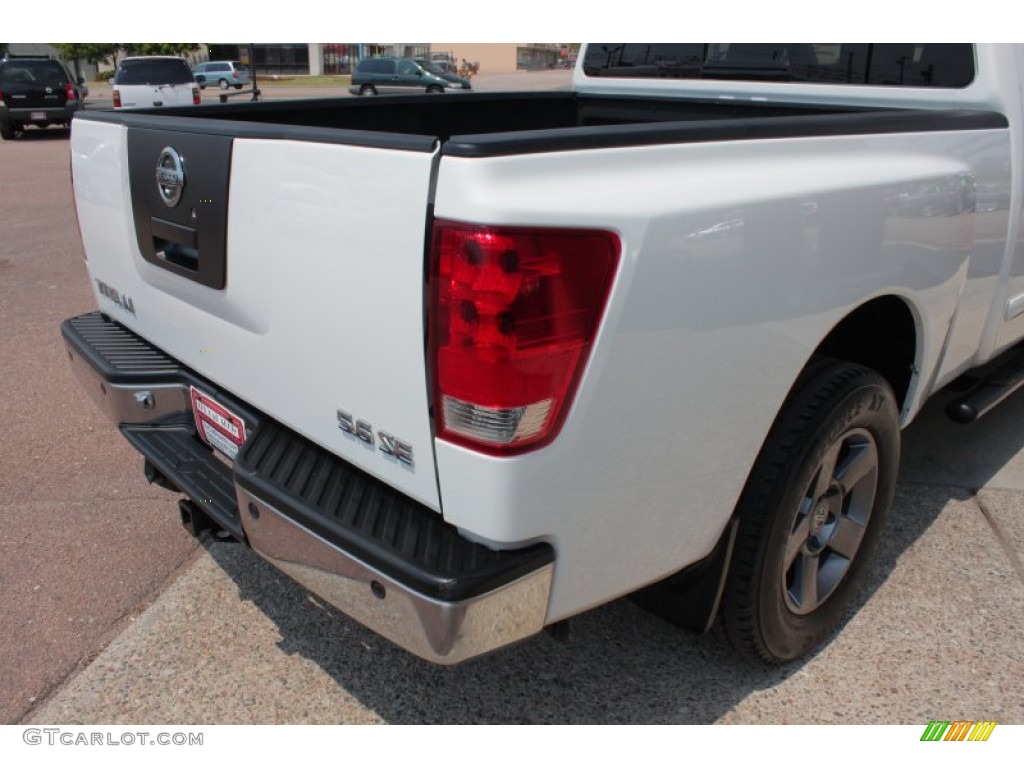 2005 Titan SE King Cab 4x4 - White / Graphite/Titanium photo #20