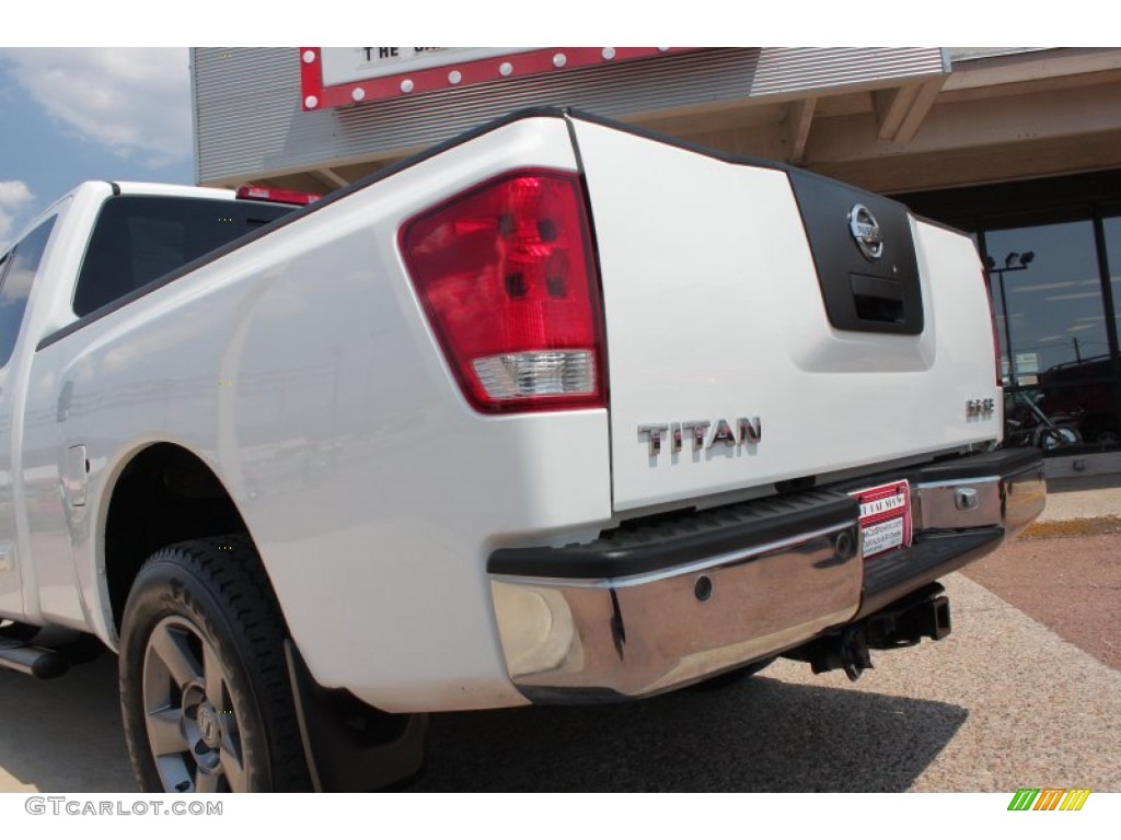 2005 Titan SE King Cab 4x4 - White / Graphite/Titanium photo #21