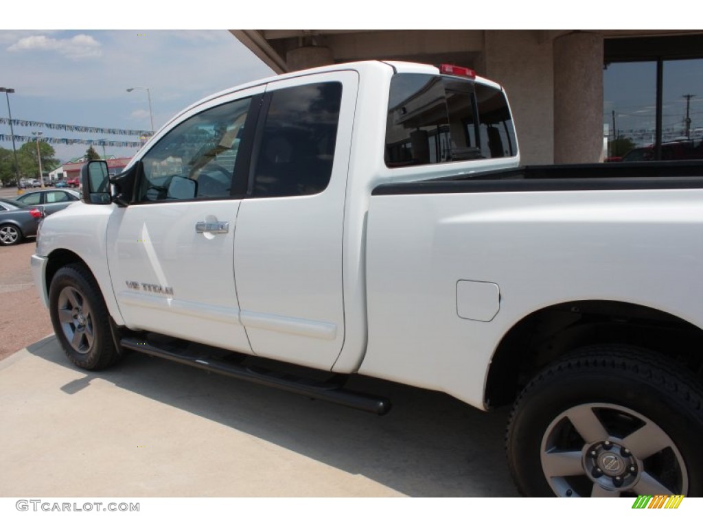 2005 Titan SE King Cab 4x4 - White / Graphite/Titanium photo #22