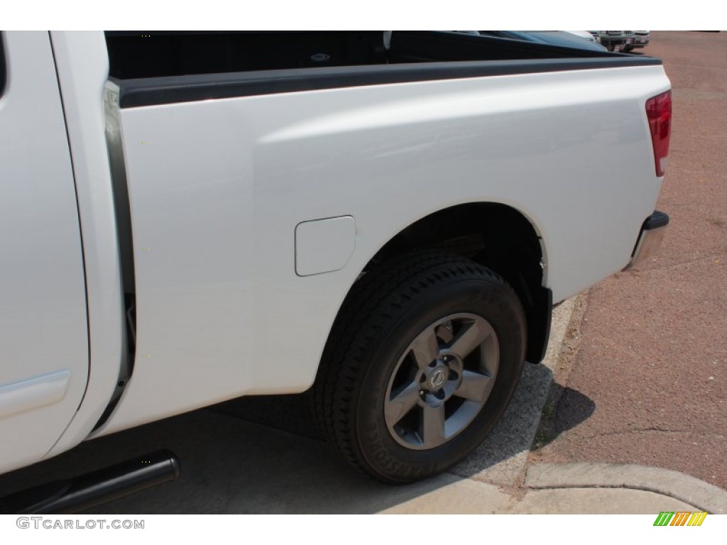 2005 Titan SE King Cab 4x4 - White / Graphite/Titanium photo #24