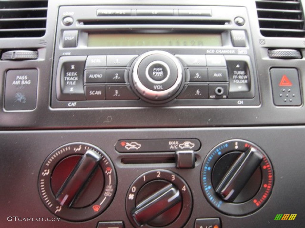 2008 Versa 1.8 SL Hatchback - Red Alert / Charcoal photo #19