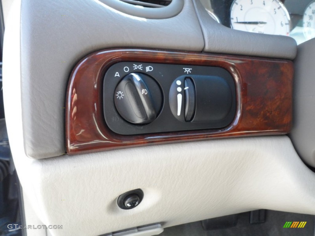 2002 Chrysler Concorde Limited Controls Photo #51097664
