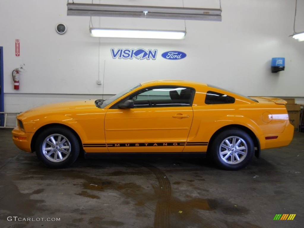 2007 Mustang V6 Deluxe Coupe - Grabber Orange / Dark Charcoal photo #16