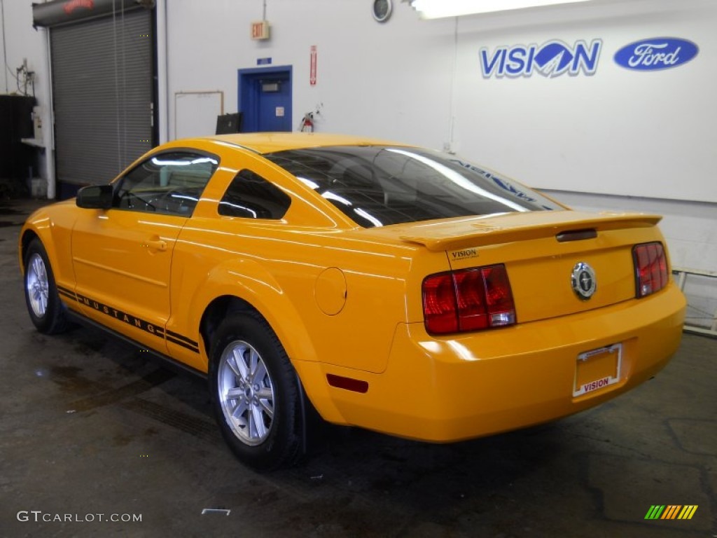 2007 Mustang V6 Deluxe Coupe - Grabber Orange / Dark Charcoal photo #17