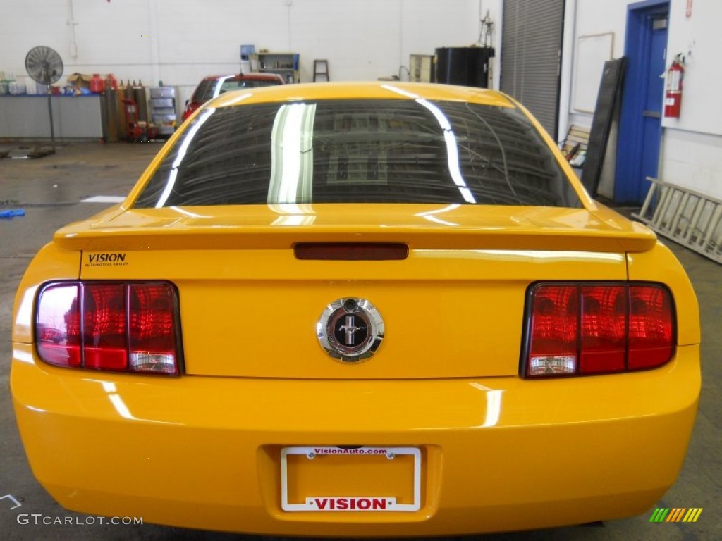 2007 Mustang V6 Deluxe Coupe - Grabber Orange / Dark Charcoal photo #18