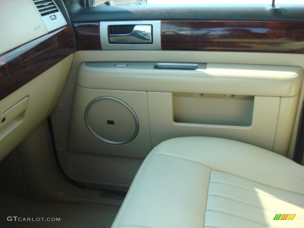 2005 Navigator Luxury 4x4 - Light Tundra Metallic / Camel photo #21