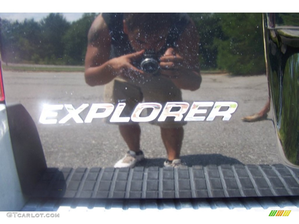 2002 Explorer XLS - Black Clearcoat / Graphite photo #29