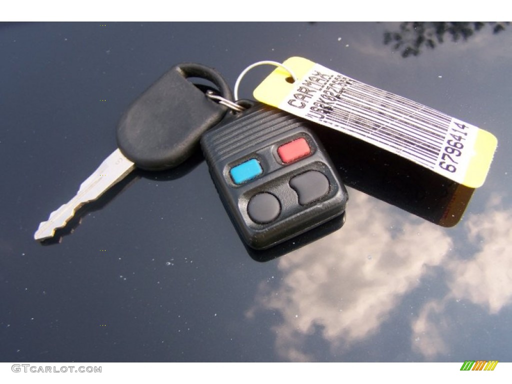 2002 Explorer XLS - Black Clearcoat / Graphite photo #43