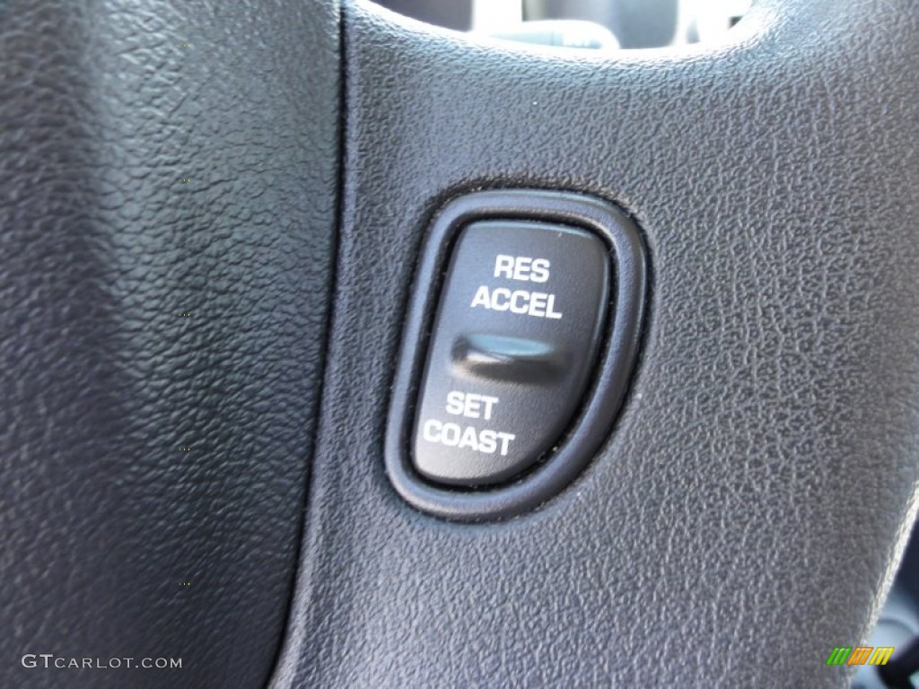 2003 VUE AWD - White / Gray photo #44