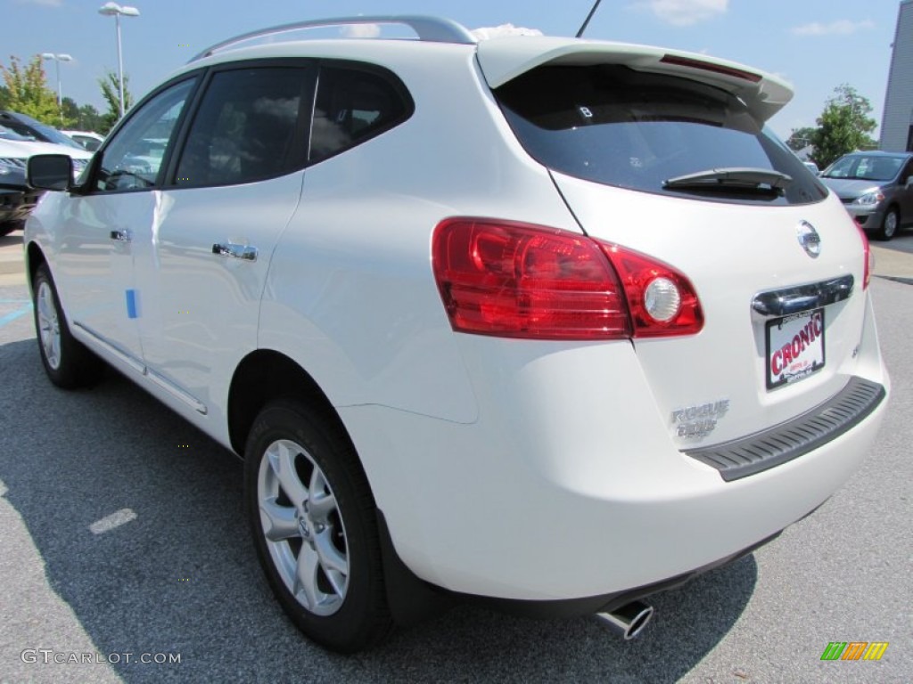 2011 Rogue SV - Pearl White / Gray photo #3