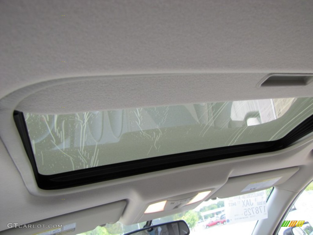 2011 Rogue SV - Pearl White / Gray photo #11