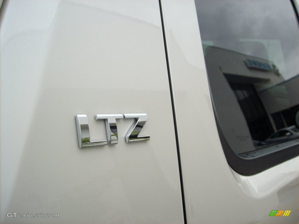 2011 Chevrolet Avalanche LTZ Marks and Logos Photos