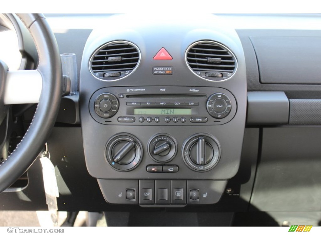2008 Volkswagen New Beetle Triple White Coupe Controls Photo #51193135