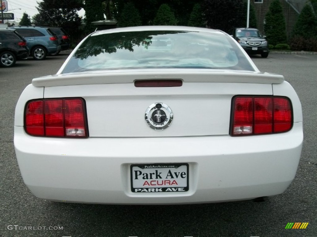 2007 Mustang V6 Deluxe Coupe - Performance White / Light Graphite photo #4