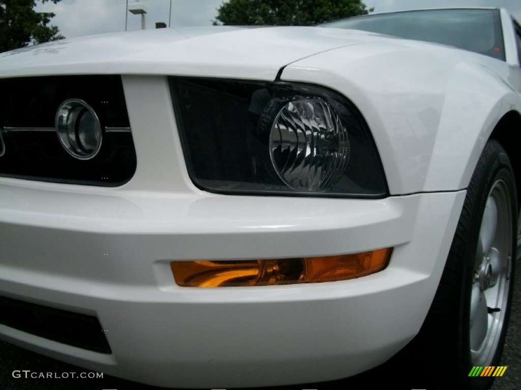 2007 Mustang V6 Deluxe Coupe - Performance White / Light Graphite photo #28