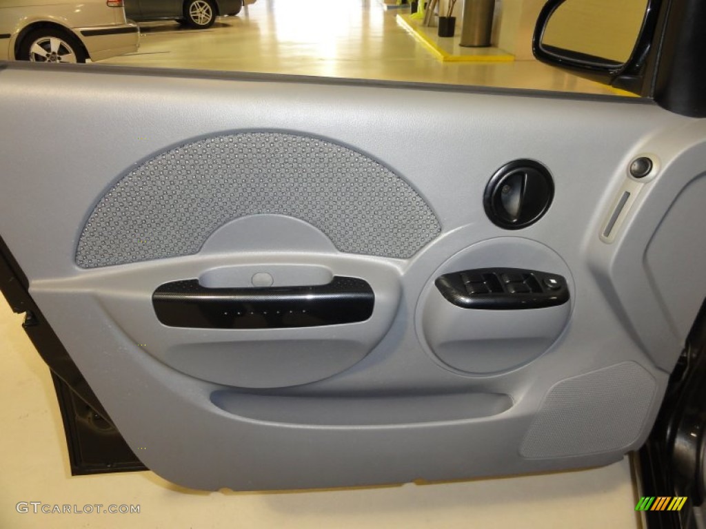 2004 Chevrolet Aveo LS Hatchback Gray Door Panel Photo #51206526